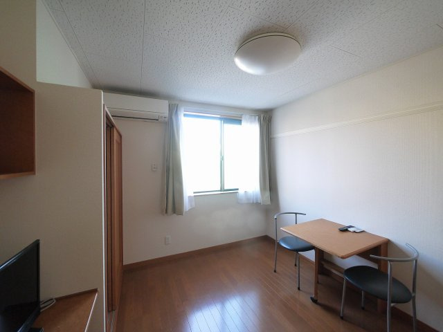 レオパレスナップ　シャンブルの洋室|落ち着いた色調の洋室です