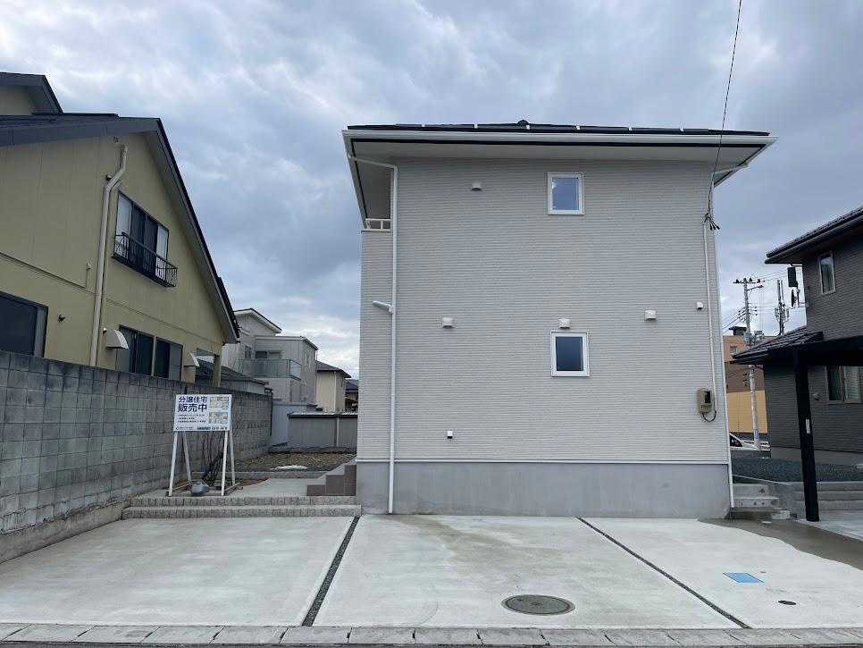 山形市江俣建売住宅の駐車場|駐車場スペースは土間コンクリート施工です！3台駐車できます。