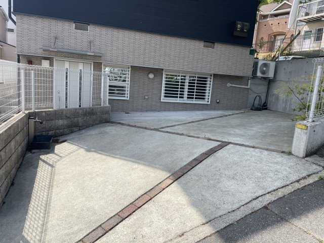 雲雀丘1丁目戸建一部の駐車場