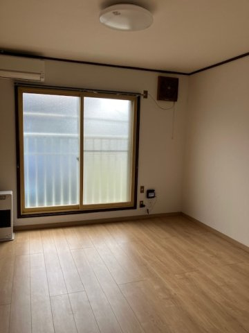 アート三沢Aの居間・リビング|使い勝手のいい洋室です