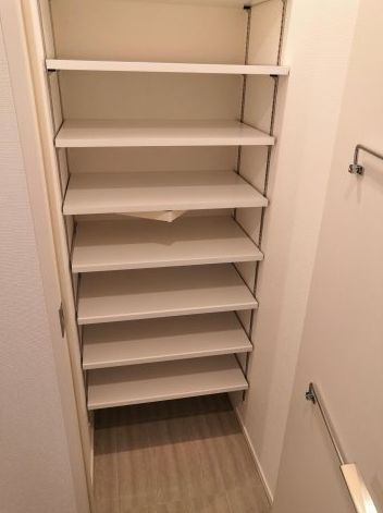 別号室参考写真
（フローリング　偶数階：ブラウン　奇数階：ホワイト）