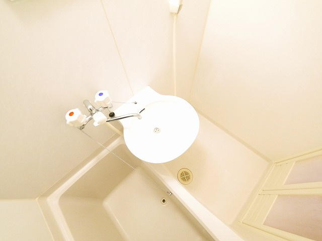 レオパレスめいの浴室|落ち着いた空間のお風呂です