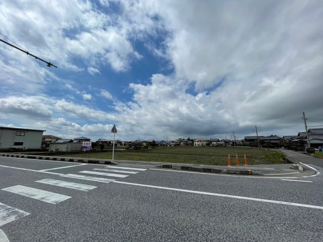 野洲市小南　建築条件無し売土地の前面道路含む現地写真