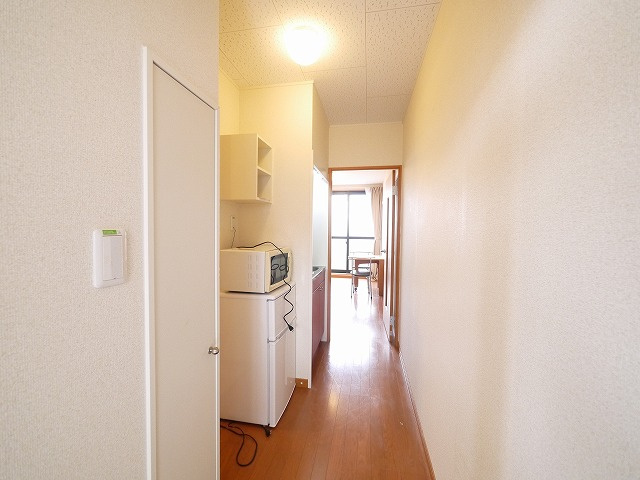 レオパレスＫＡＺＵの玄関|明るい玄関です