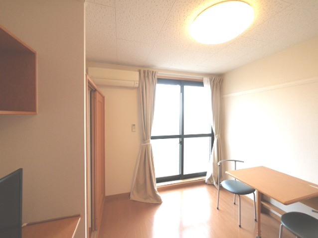 レオパレスＫＡＺＵの洋室|明るい洋室です