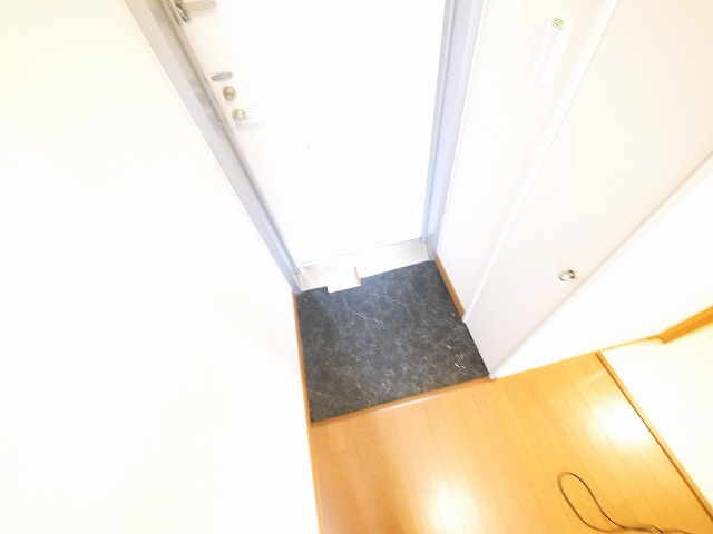 レオパレスＫＡＺＵの玄関|明るい玄関です