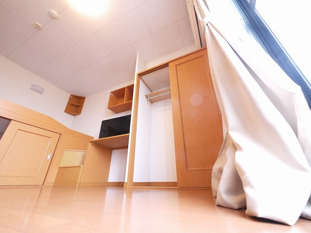 レオパレスＫＡＺＵの収納|落ち着いた色調の洋室です