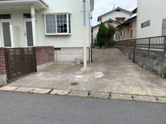 【駐車場】 | 駐車スペースは縦列で2台可能です。
バイクや自転車を停めるスペースもあります。
玄関ドアは2か所に分かれているので、忙しい朝も玄関で渋滞することが減りそうですね！
前面道路は見通しの良い6m公道です。