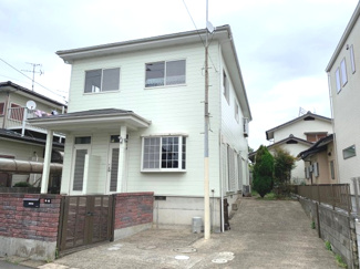 【外観】 | 周辺の街並みと青空に映える美しい白色を基調とした外観。
静かでどこかホッと落ち着くような住宅地でありながら、少し歩けば商業施設がすぐ利用が出来る便利な立地も魅力の一つです。
2世帯住宅に最適な間取り。