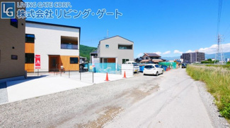 【前面道路含む現地写真】 | 前面道路含む現地写真です。
