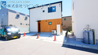 【駐車場】 | 建物北側にも1台分の駐車場有り。キッチンに直行できるお勝手付です。
