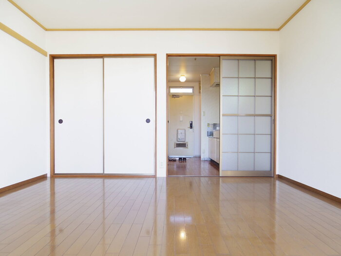 ライトハウス ⅠⅡの居間・リビング|洋室（窓側から）