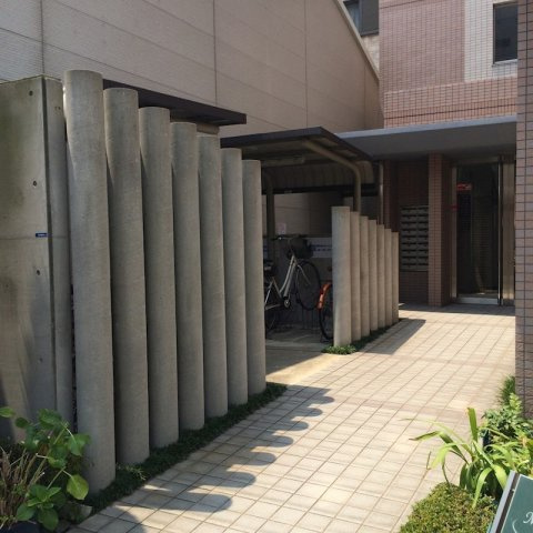 メゾンルミエール BRAVI不動産のエントランス