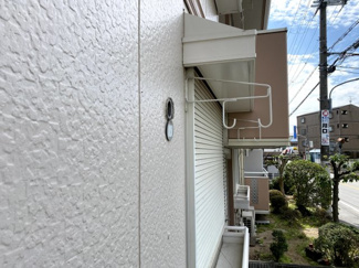 【エントランス】 | 和室窓にも物干しがあります。