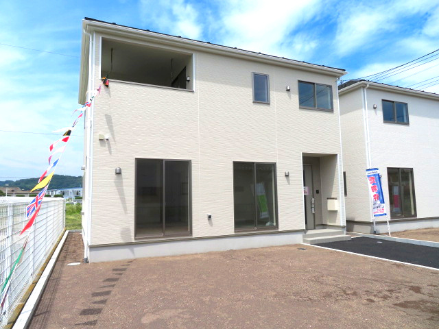 高崎市吉井町吉井第3(全2棟）2号棟の外観|ナチュラルで飽きの来ないデザインは流行に左右されない家の形です。外構も綺麗に仕上がっています(^▽^)/
