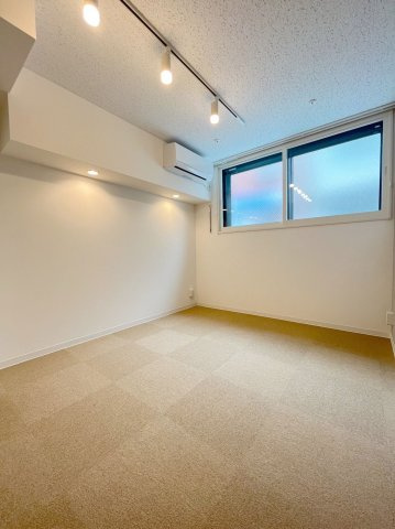 「防音マンション」ラシクラス南行徳の居間・リビング|居室は防音床、防音壁、防音天井となっており、コンクリートの厚みは１８０㎜と、まさに楽器を演奏するためにつくられた24時間楽器演奏可能の防音室です（※同シリーズの写真です）