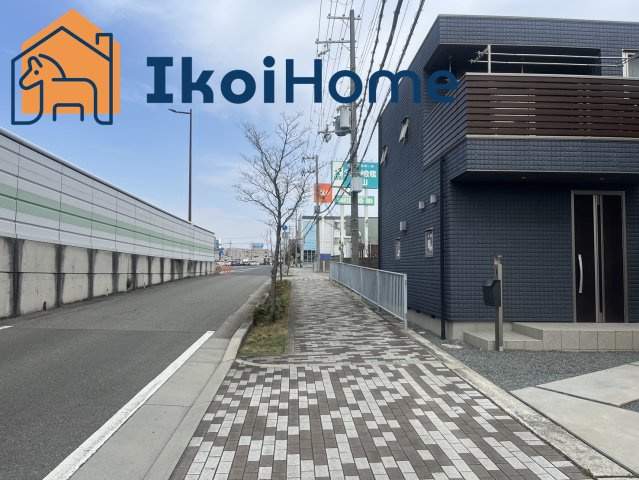 二見町福里　中古戸建　の前面道路含む現地写真|●資料・カタログのご請求無料●現地見学可能●最寄り駅の土山駅までは徒歩8分となっており、駅ちかなので通勤や通学、お出かけの際に便利な立地となっています。