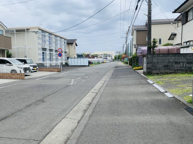 売中古戸建　静岡市駿河区中島の前面道路含む現地写真|前面道路は幅員が7mと広いので安心して敷地へ入る事ができます。歩道も広いので駐車も楽々です。