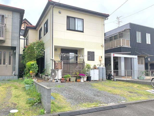 売中古戸建　静岡市駿河区中島の外観|駐車スペースは余裕を持って３台分が並列で駐車可能です。