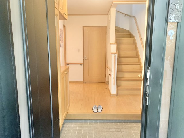 売中古戸建　静岡市駿河区中島のエントランス|玄関は汎くて明るい雰囲気です。