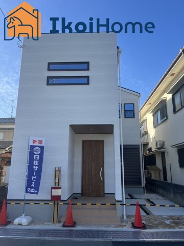 明石市旭が丘　新築戸建のエントランス|同社施工事例です。広い庭にはウッドデッキなどの施工も可能です。
