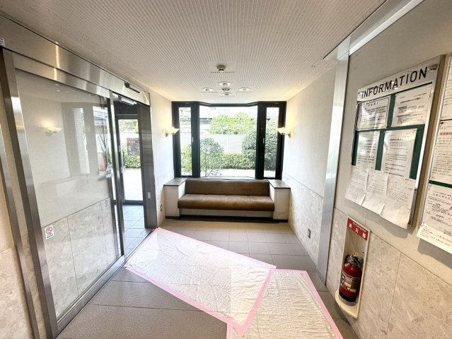 ヴィルヌーブ花京院二丁目のエントランス