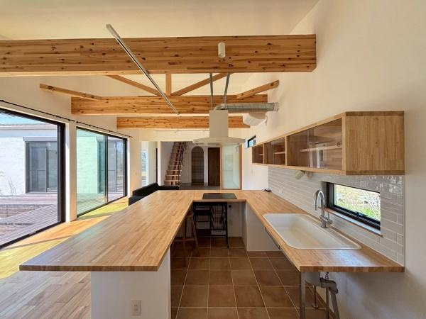 【キッチン】 | ●南埼玉郡宮代町東・戸建● | 広々としたキッチン空間が特徴的で自然光が差し込む気持ちの良い場所です。木目の天井が温かみを加え落ち着いた雰囲気を演出しています。使い勝手の良いカウンターがありお洒落な生活を楽しめます。