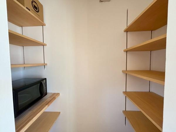 【キッチン】 | ●南埼玉郡宮代町東・戸建● | キッチンに便利な収納スペースが充実しており整理整頓が簡単にできます。シンプルで機能的な棚はさまざまなキッチン用品を効率的に収納できます。