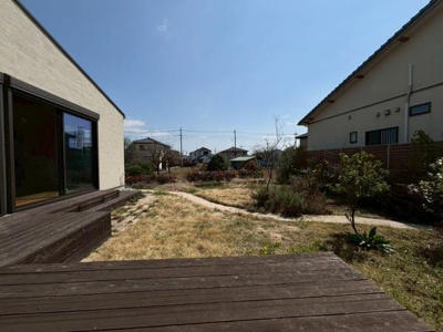 【庭】 | ●南埼玉郡宮代町東・戸建● | 広々とした庭が広がるこの物件はプライベートなアウトドア空間を楽しむのに最適です。陽当たりが良くガーデニングやバーベキューなど多目的に活用できます。