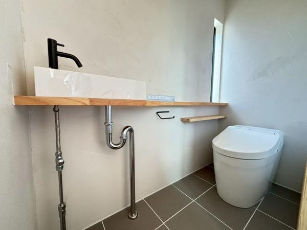 【トイレ】 | ●南埼玉郡宮代町東・戸建● | シンプルで洗練されたデザインが魅力のトイレ空間です。広々としたスペースが確保され快適にご利用いただけます。