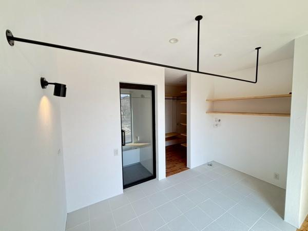 【独立洗面台】 | ●南埼玉郡宮代町東・戸建● | シンプルなデザインが魅力の洗面所は機能美を感じさせる空間です。広々としたレイアウトで収納スペースも充実しています。モダンな照明が空間を明るく演出します。