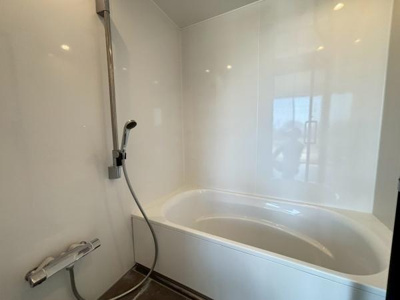 【浴室】 | ●南埼玉郡宮代町東・戸建● | 広々としたバスルームが毎日のリラックスタイムを演出します。シンプルでクリーンなデザインが魅力です。清潔感のある空間が快適なひとときをサポートします。