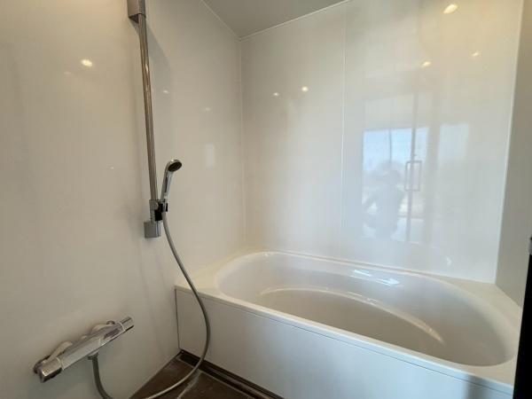 【浴室】 | ●南埼玉郡宮代町東・戸建● | 広々としたバスルームが毎日のリラックスタイムを演出します。シンプルでクリーンなデザインが魅力です。清潔感のある空間が快適なひとときをサポートします。