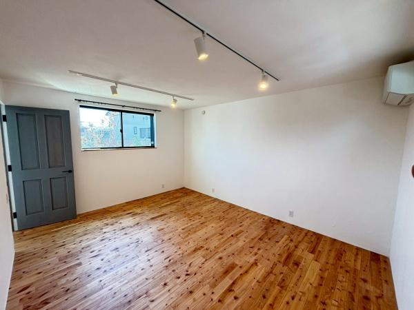 【洋室】 | ●南埼玉郡宮代町東・戸建● | 広々としたスペースの洋室は自由自在にインテリアを楽しむことができます。窓からの自然光が心地よく明るい印象を与えます。木目調のフローリングが落ち着いた雰囲気を演出し快適な暮らしをサポートします。