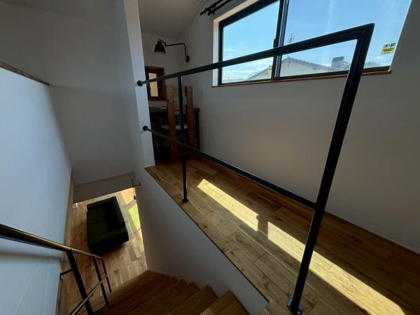 【その他】 | ●南埼玉郡宮代町東・戸建● | 階段のデザインがシンプルでありながら洗練されています。大きな窓から入る光が心地良い空間を演出します。手すりのブラックがアクセントとなりモダンな印象を与えています。