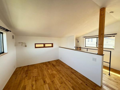 【洋室】 | ●南埼玉郡宮代町東・戸建● | 明るい木目調の床が魅力の洋室です。天井の高さを活かしたシンプルな設計が印象的です。窓から差し込む自然光が部屋全体を優しい雰囲気に包み込みます。