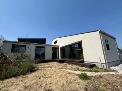 【外観】 | ●南埼玉郡宮代町東・戸建● | ゆったりとした空間が広がる外観が魅力的です。シンプルで洗練されたデザインが引き立っています。大きな窓が自然光を豊かに取り入れます。