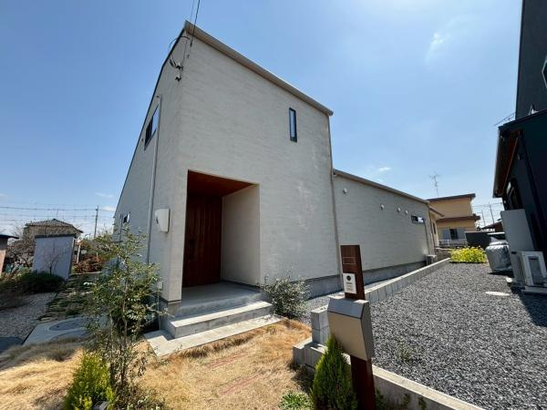 【その他】 | ●南埼玉郡宮代町東・戸建● | モダンで洗練された外観が印象的な一戸建て住宅です。シンプルなデザインが周囲に溶け込み落ち着いた雰囲気を演出しています。玄関周りのスペースも広く利便性が高いです。