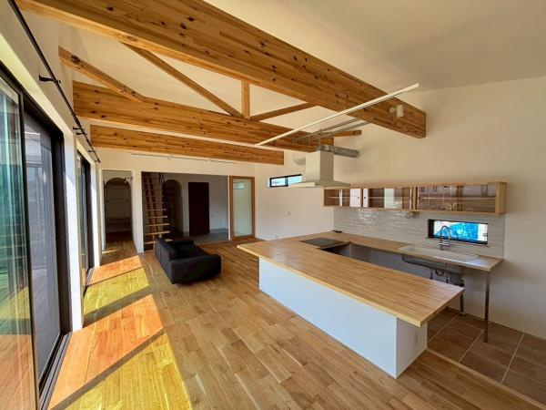 【居間・リビング】 | ●南埼玉郡宮代町東・戸建● | 開放感のあるフリースペースが魅力的な間取りです。2階の洋室は約8.5帖でゆったりとした空間を提供します。リビング・ダイニング・キッチンが一体となり効率的に使用できます。