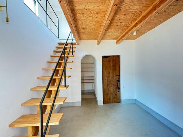 【玄関】 | ●南埼玉郡宮代町東・戸建● | 木の温かみを感じる玄関が訪れる人を迎え入れます。シンプルでありながら洗練されたデザインが魅力的です。階段のデザインがモダンで空間にアクセントを加えています。