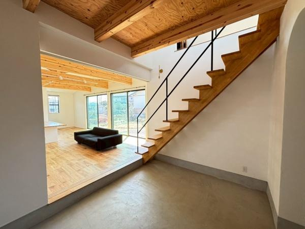 【玄関】 | ●南埼玉郡宮代町東・戸建● | 広々とした玄関スペースが訪れる人にゆったりとした印象を与えます。木の温もりを感じる階段がモダンな雰囲気を演出しています。大きな窓から差し込む自然光が玄関を明るく照らします。