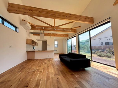 【居間・リビング】 | ●南埼玉郡宮代町東・戸建● | 広々としたリビングが日々の生活にゆとりをもたらします。大きな窓からの自然光が空間を明るくします。木材の温かみが感じられるデザインが魅力的です。