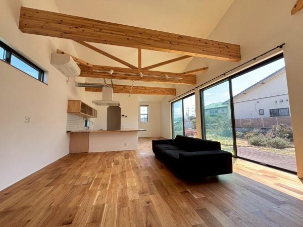 【居間・リビング】 | ●南埼玉郡宮代町東・戸建● | 広々としたリビングが日々の生活にゆとりをもたらします。大きな窓からの自然光が空間を明るくします。木材の温かみが感じられるデザインが魅力的です。