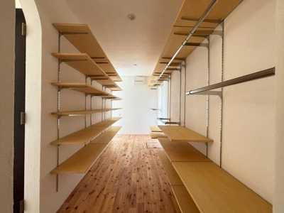 【収納】 | ●南埼玉郡宮代町東・戸建● | 広々とした収納スペースが魅力的です。壁一面に設置された棚が効率的に活用できます。無駄のないシンプルなデザインが特徴です。どんな物もすっきりと整理整頓できます。