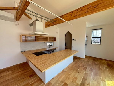 【キッチン】 | ●南埼玉郡宮代町東・戸建● | 木目を活かしたナチュラルなデザインが魅力的なキッチンです。広々とした作業スペースで様々な料理をお楽しみいただけます。窓からの自然光が明るく開放感があります。