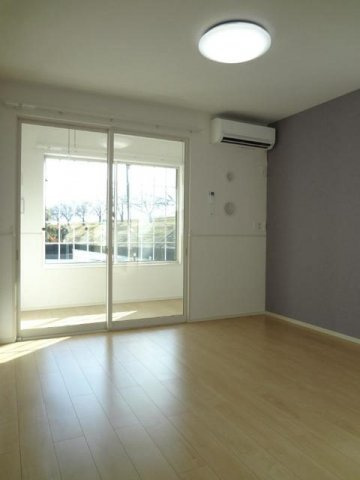 ノースリバーⅡ番館　Ｂの居間・リビング|明るい室内です