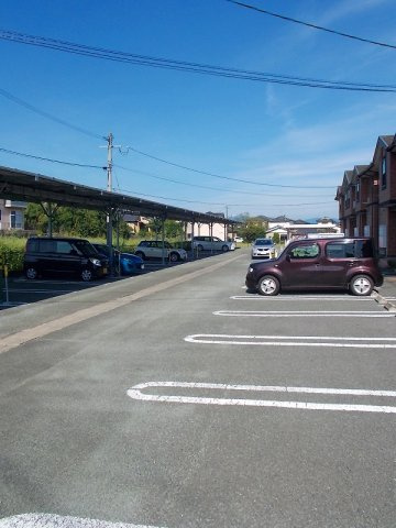 ザナドゥＢの駐車場|車をお持ちの方に嬉しい駐車場付きの物件です