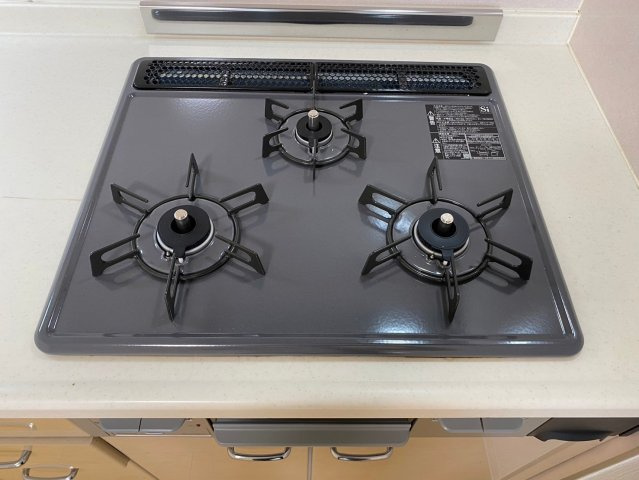 グリーンコーポ東一社A棟のキッチン|グリル付きの３口コンロなので、同時進行でお料理の効率が上がります♪