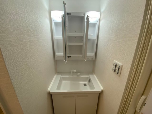 グリーンコーポ東一社A棟の独立洗面台|ミラー扉の内側が収納スペースになっていて、洗面周りがスッキリします！