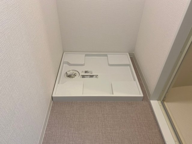 グリーンコーポ東一社A棟のランドリースペース|防水パン付き室内洗濯機置き場。